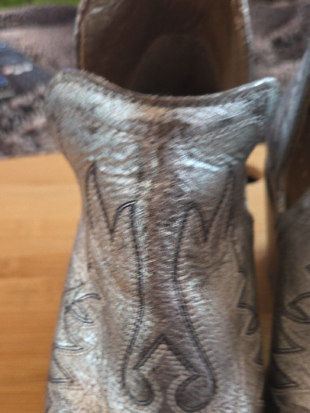 ARIAT Distessed Silver Leather Sniptoe Booties, 7.5 - Picture 8 of 12
